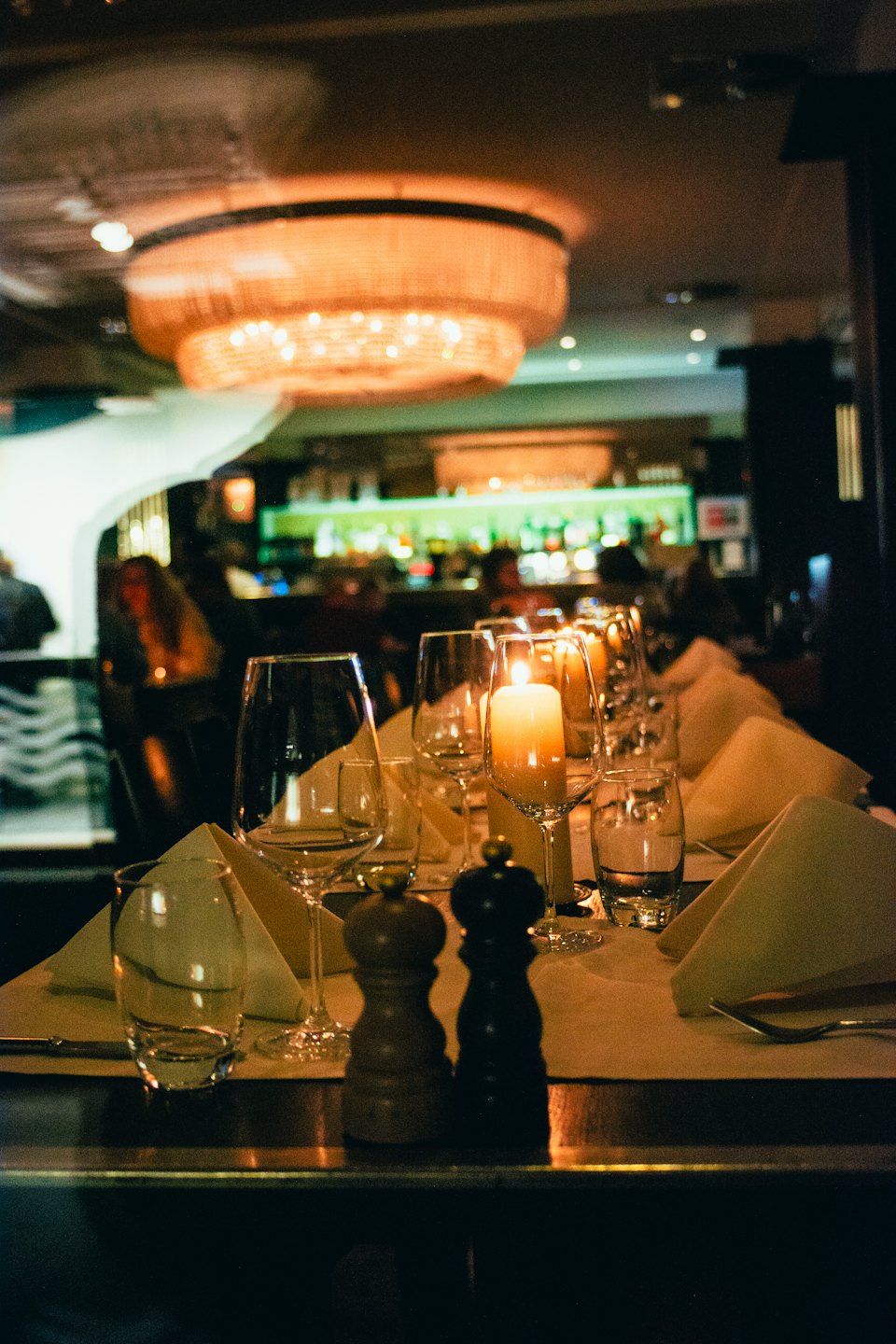 Un elegante tavolo apparecchiato per la cena con bicchieri e candele.