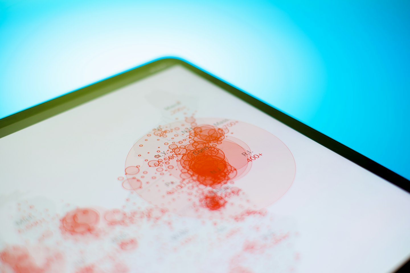 Schermo del tablet mostra bolle di visualizzazione dati rosse e arancioni.
